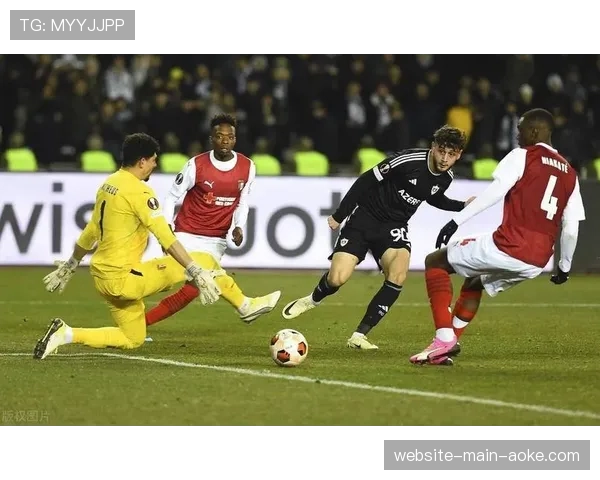 特写镜头：摩纳哥后卫在门线上极限解围，力保球门不失