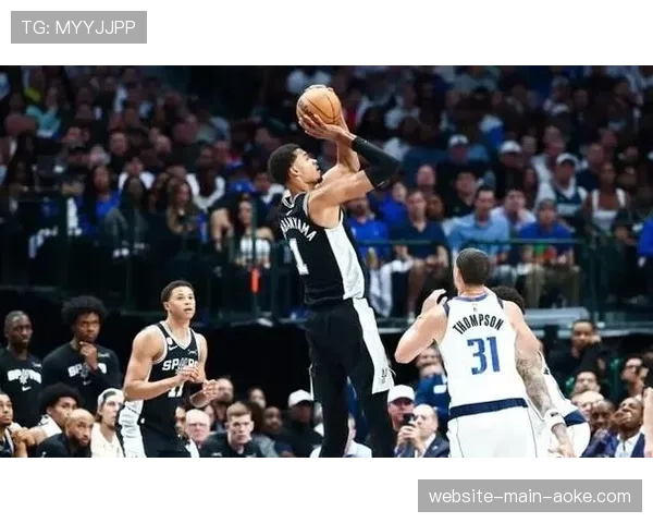 文班亚马赛季场均出场时间少于30分钟砍下25+10，创历史首人纪录